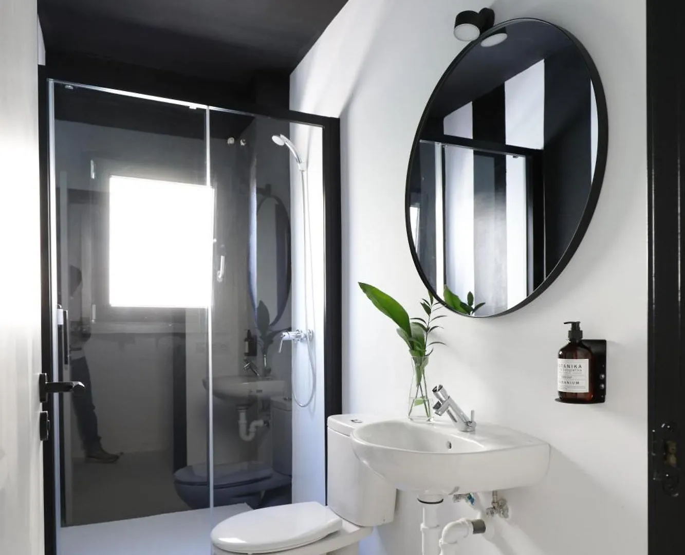Black And White Hostel Palamos Spain