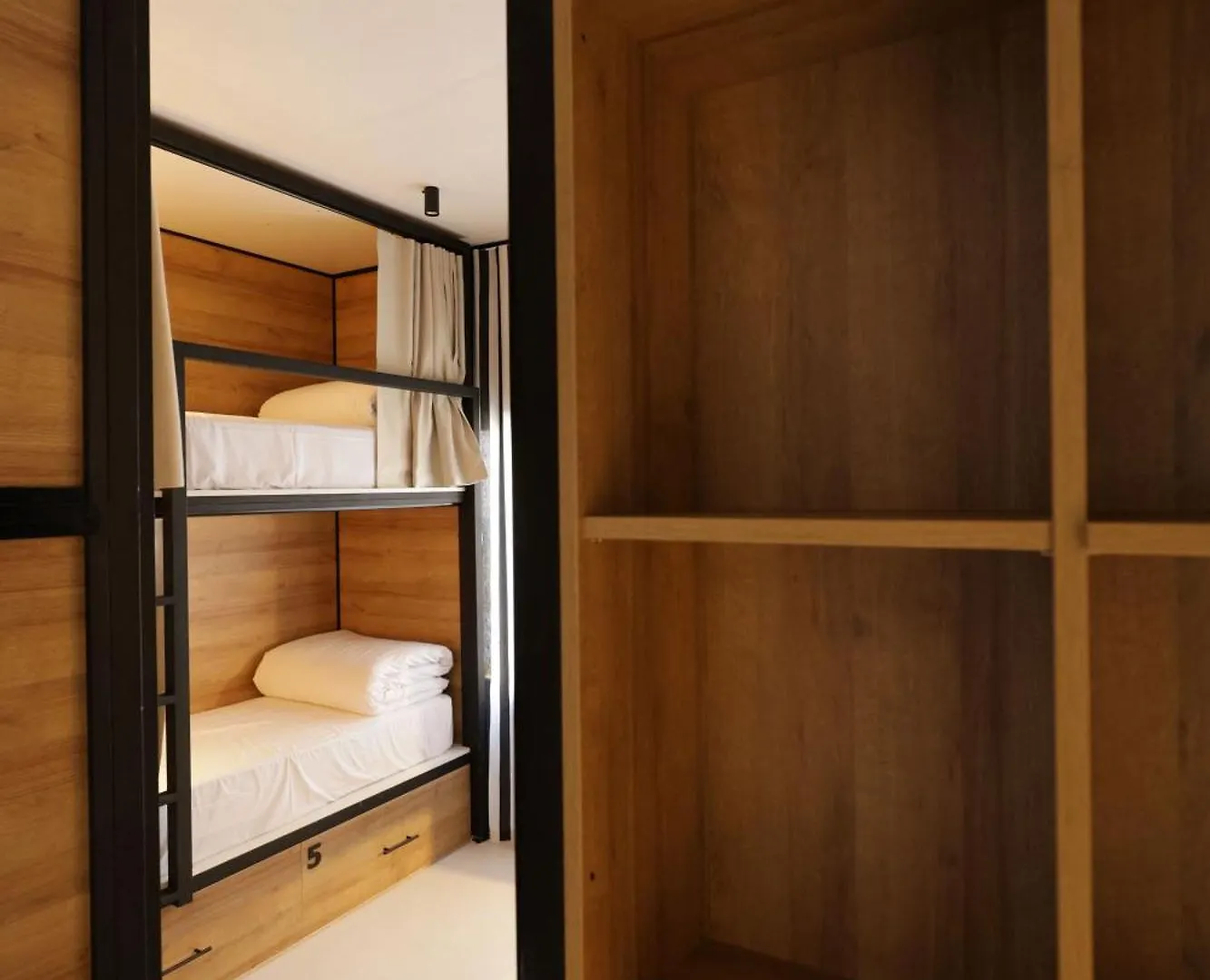 Black And White Hostel Palamos