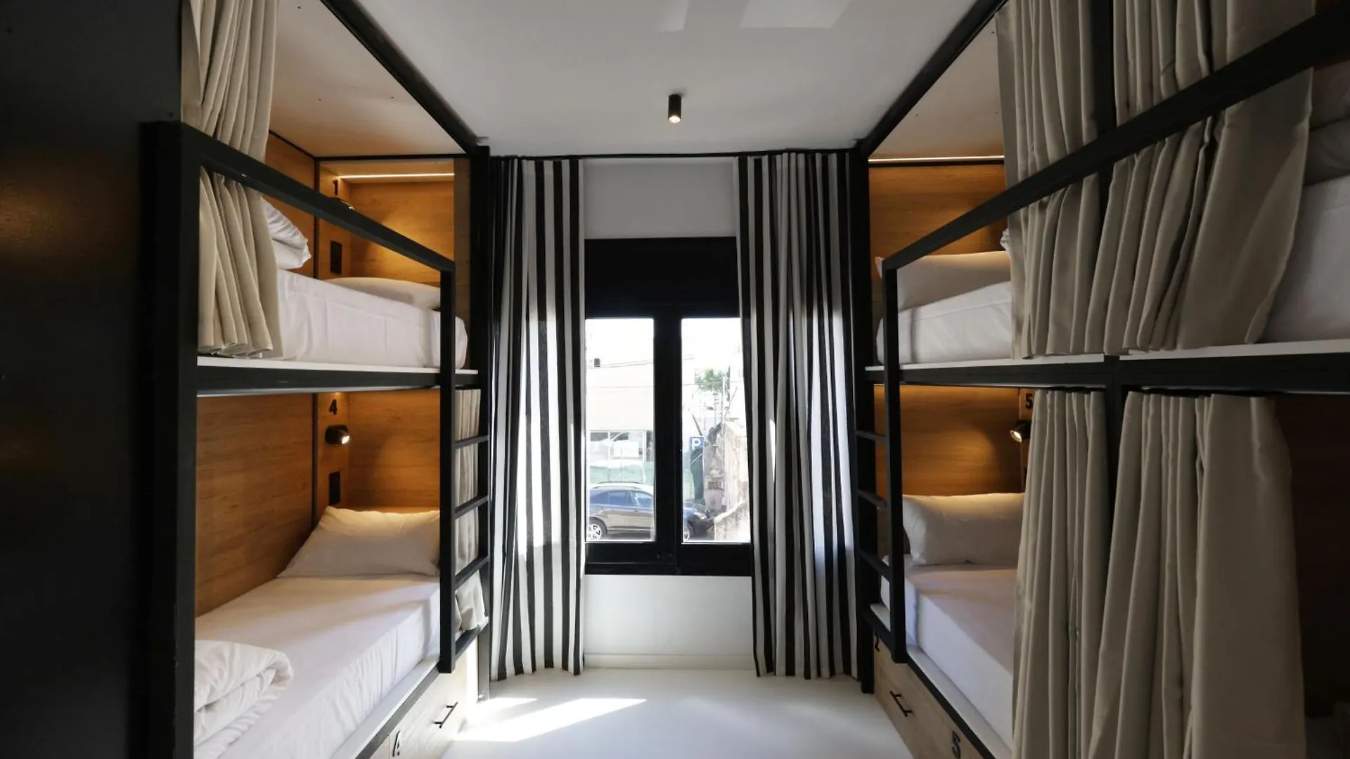 Black And White Hostel Palamos Spain