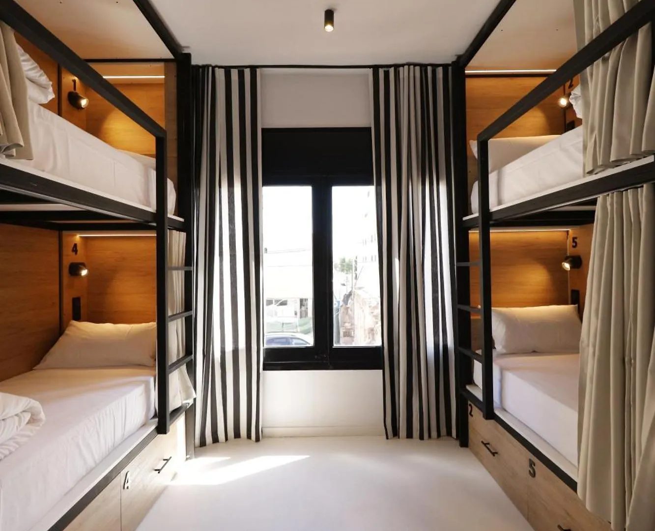 Black And White Hostel Palamos Spain