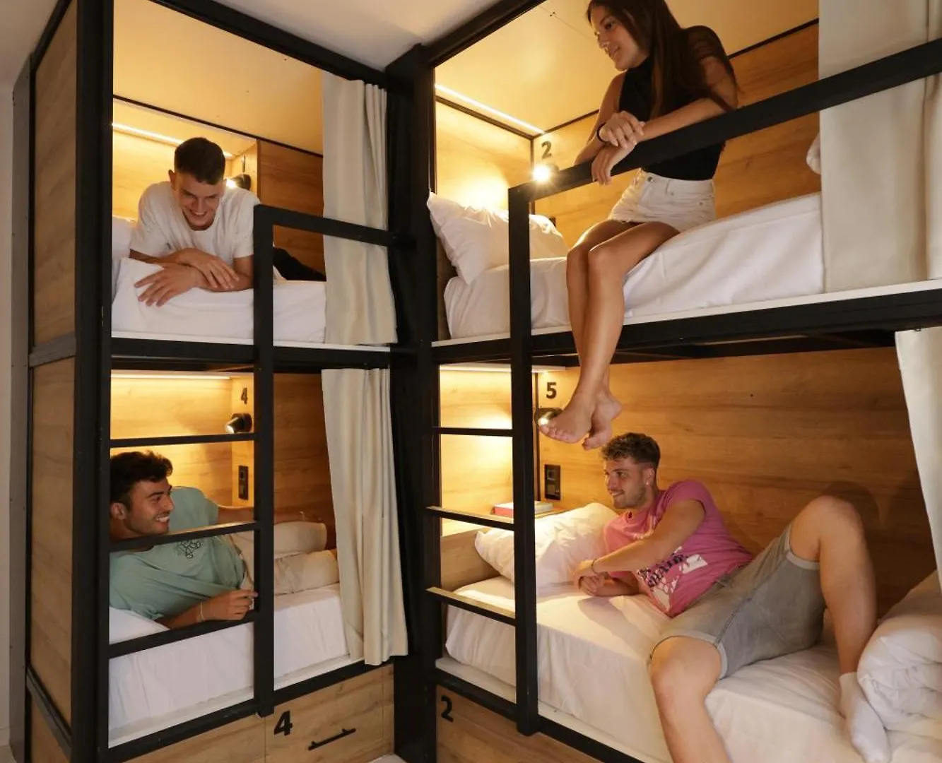 Black And White Hostel Palamos Spain