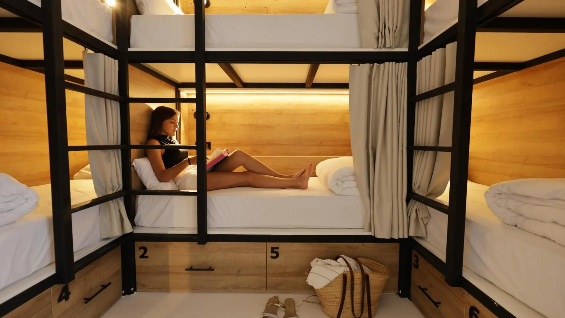 Black And White Hostel Palamos location